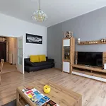 Sunny Renovated Apartment Close To Downtown
