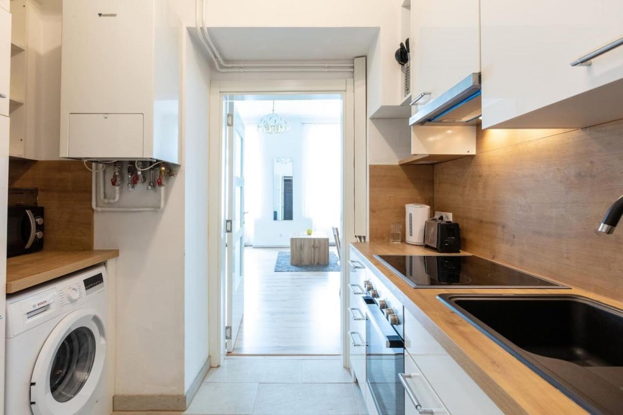 Sunny Renovated Close To Downtown Wien