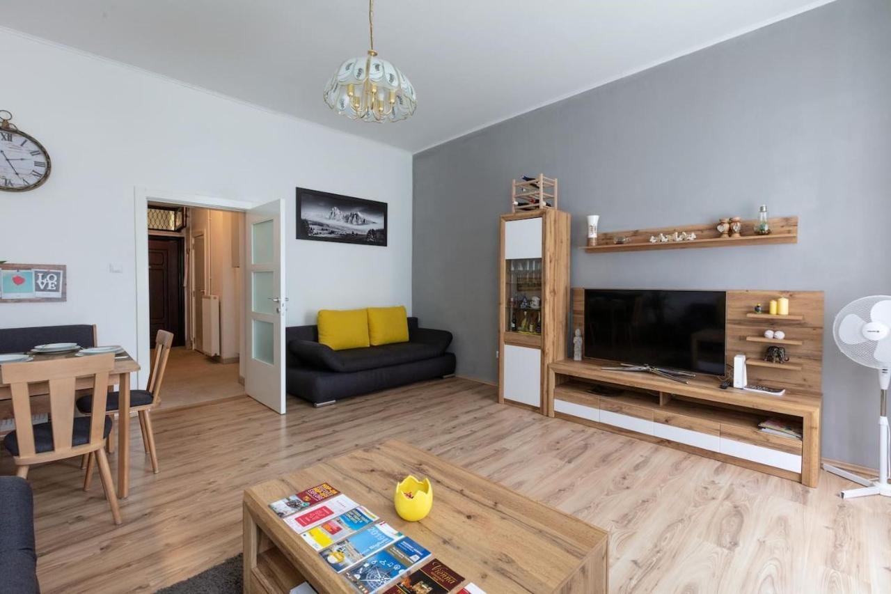 Sunny Renovated Close To Downtown Apartment Wien