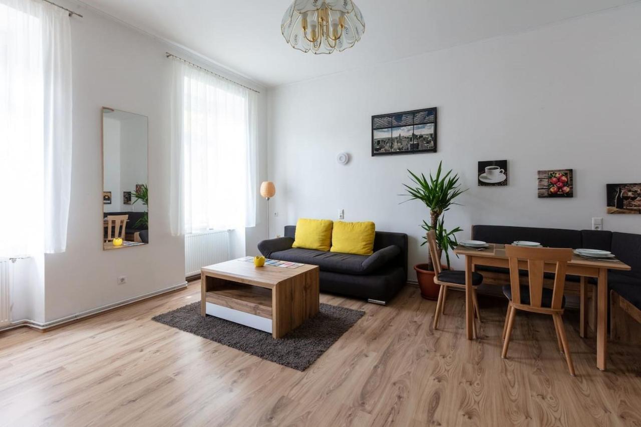 Sunny Renovated Close To Downtown Apartment Wien
